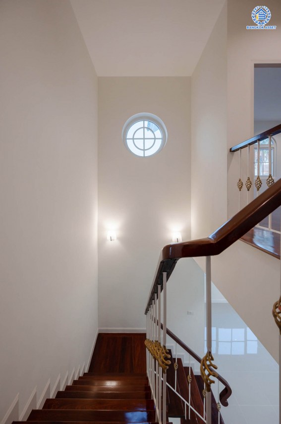 บ้านมือสองตกแต่งใหม่ โครงการ นราวดี  วงแหวน-พระราม5 เนื้อที่กว้าง 58.5 ตร.ว. พื้นที่ใช้สอย 157.3 ตร.ม. ฟังก์ชัน 4  ห้องนอน (ห้องนอนชั้นล่าง 1 ห้อง) 4 ห้องน้ำ 2 ที่จอดรถ บนทำเลติดถนนนครอินทร์ เดินทางง่าย เชื่อมต่อถนนกาญจนาภิเษก, ถนนนครอินทร์, ถนนราชพฤกษ์, ถนนพระราม5 ใกล้จุดขึ้นทางด่วน "ศรีรัช"